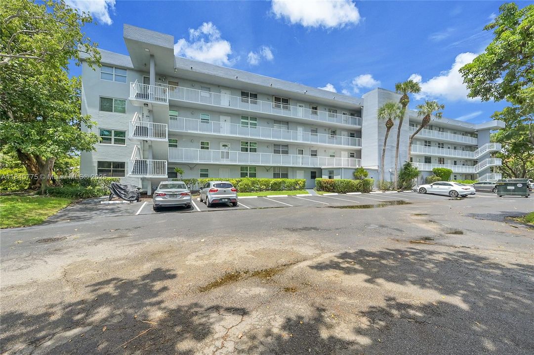 Active With Contract: $145,000 (2 beds, 2 baths, 975 Square Feet)