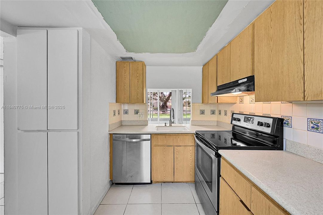 Active With Contract: $145,000 (2 beds, 2 baths, 975 Square Feet)