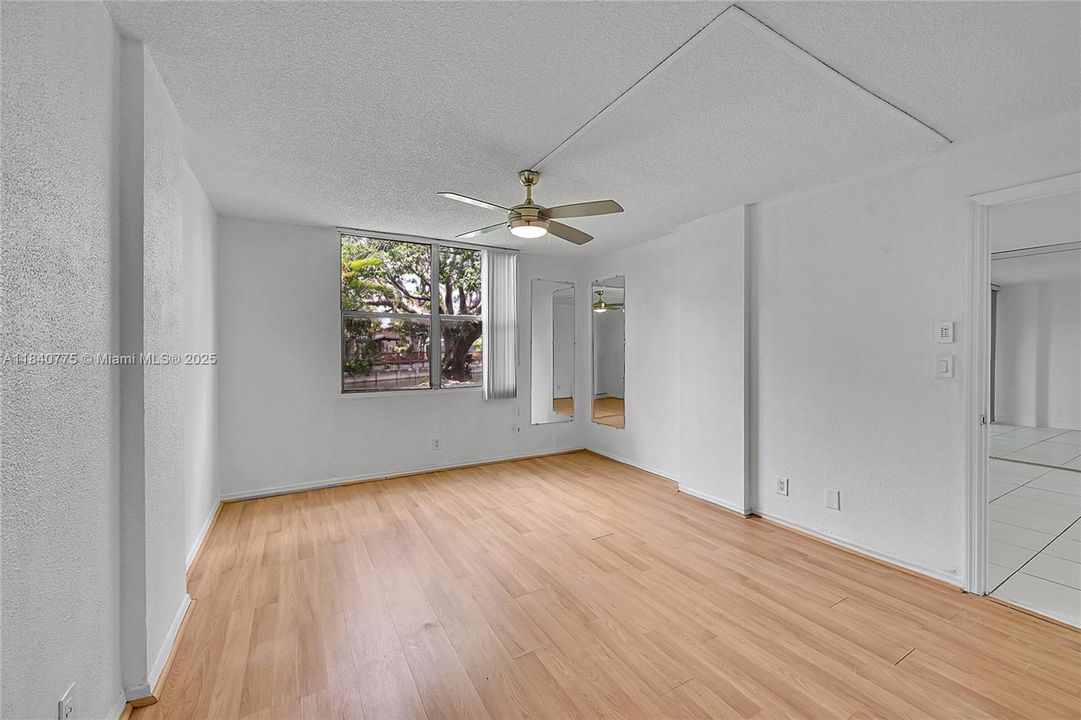 Active With Contract: $145,000 (2 beds, 2 baths, 975 Square Feet)