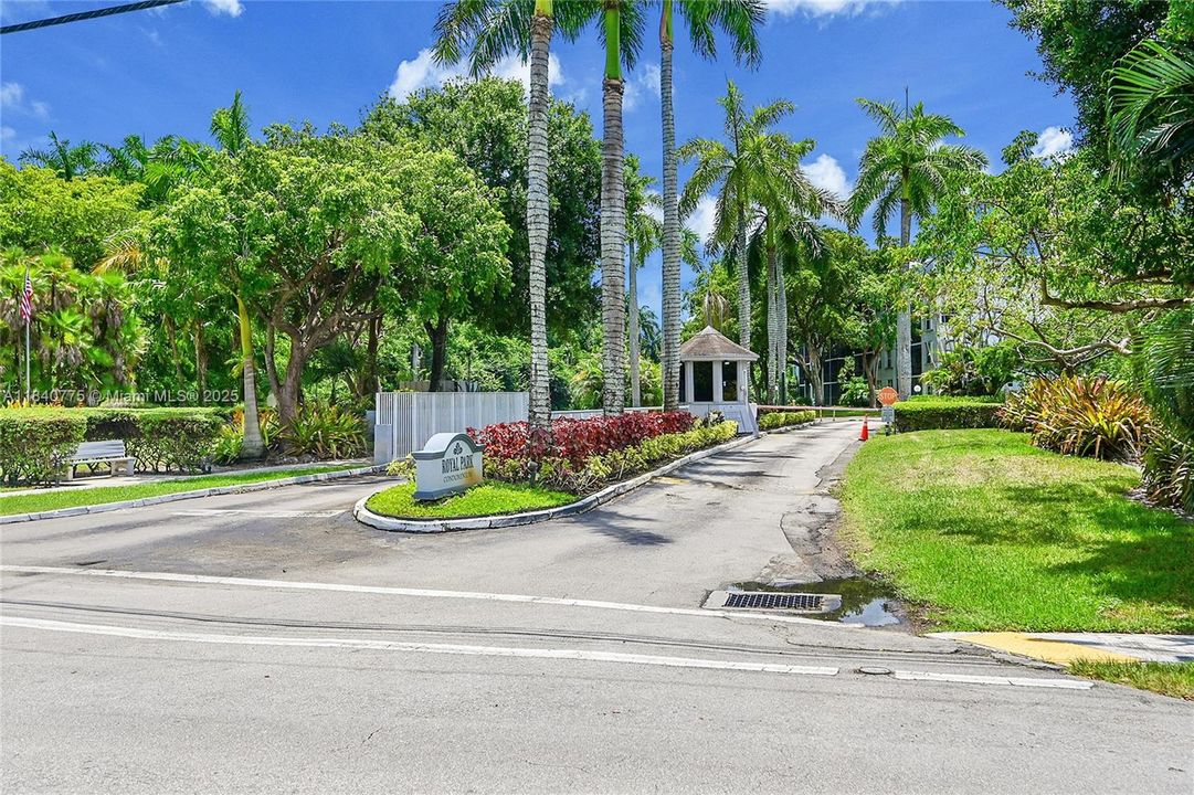 Active With Contract: $145,000 (2 beds, 2 baths, 975 Square Feet)