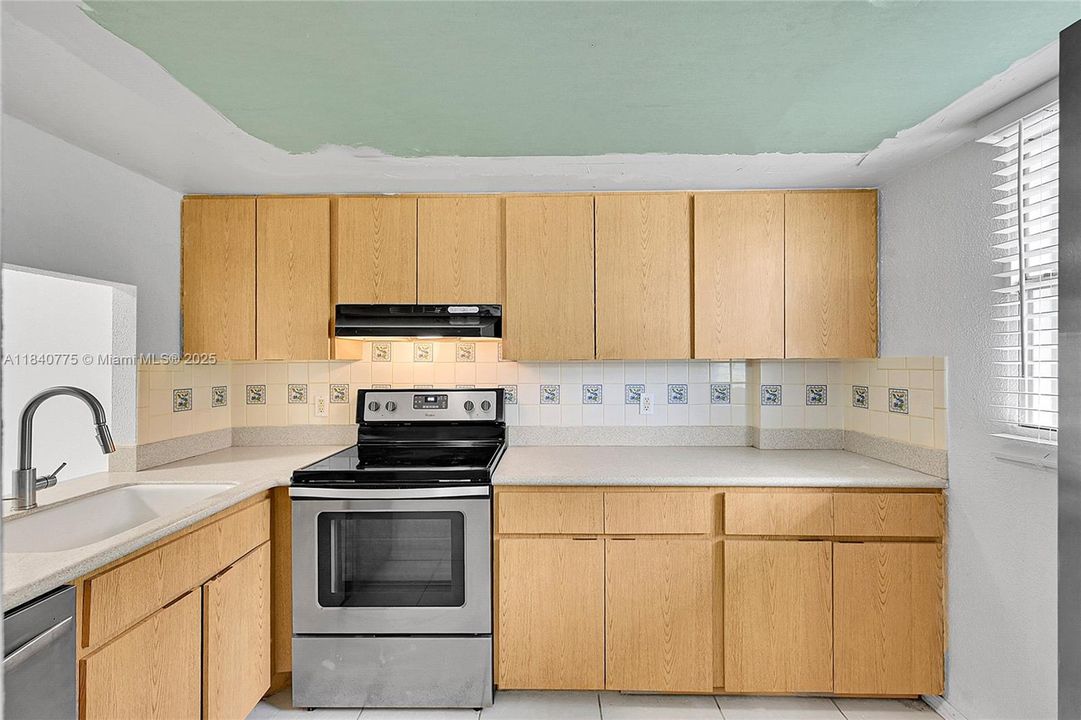 Active With Contract: $145,000 (2 beds, 2 baths, 975 Square Feet)