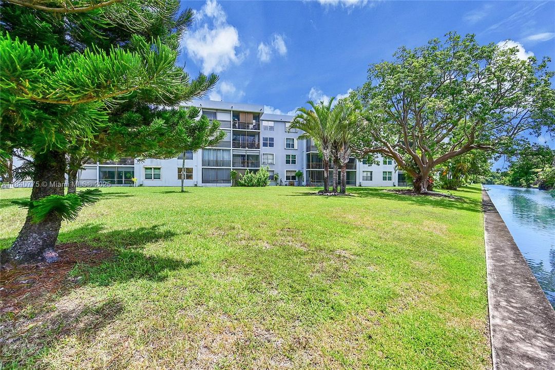 Active With Contract: $145,000 (2 beds, 2 baths, 975 Square Feet)