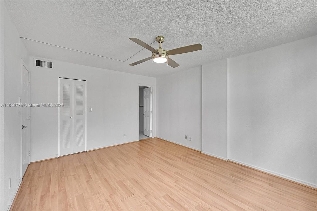 Active With Contract: $145,000 (2 beds, 2 baths, 975 Square Feet)