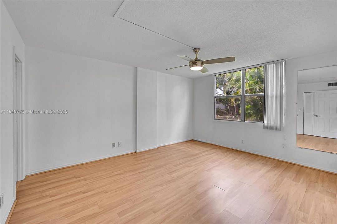 Active With Contract: $145,000 (2 beds, 2 baths, 975 Square Feet)