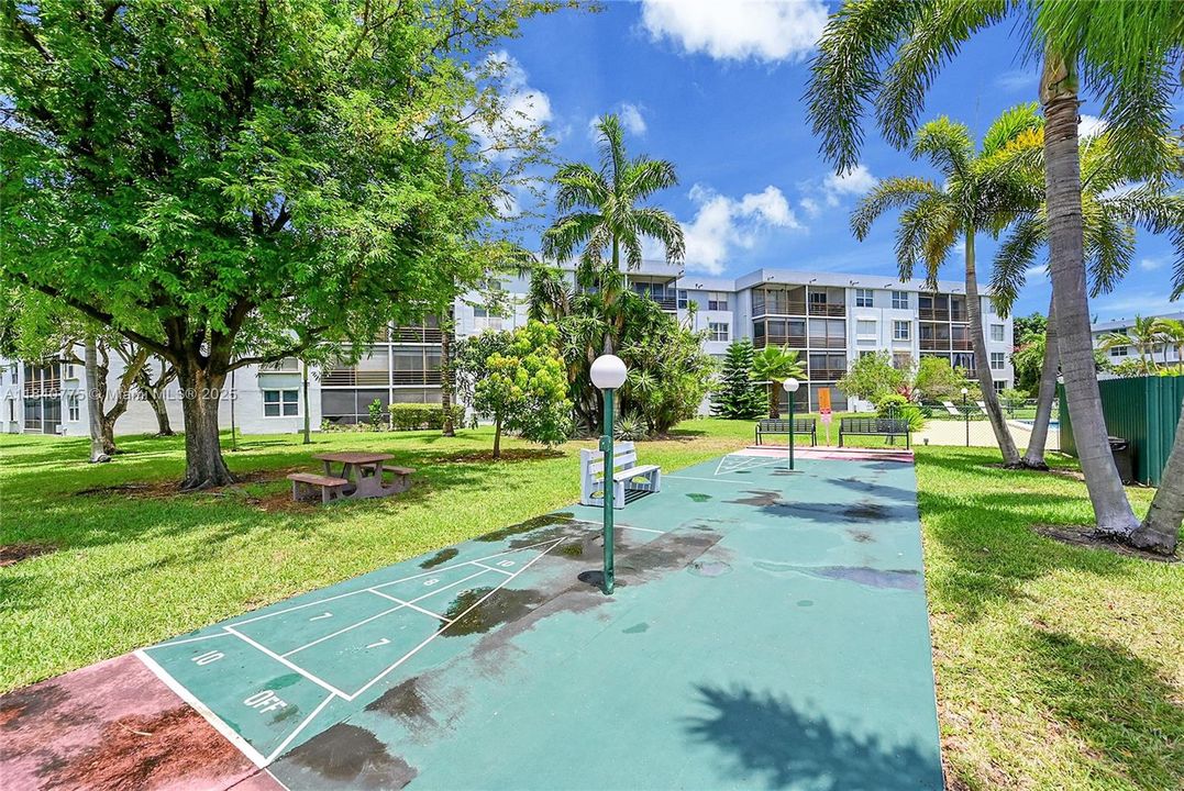 Active With Contract: $145,000 (2 beds, 2 baths, 975 Square Feet)