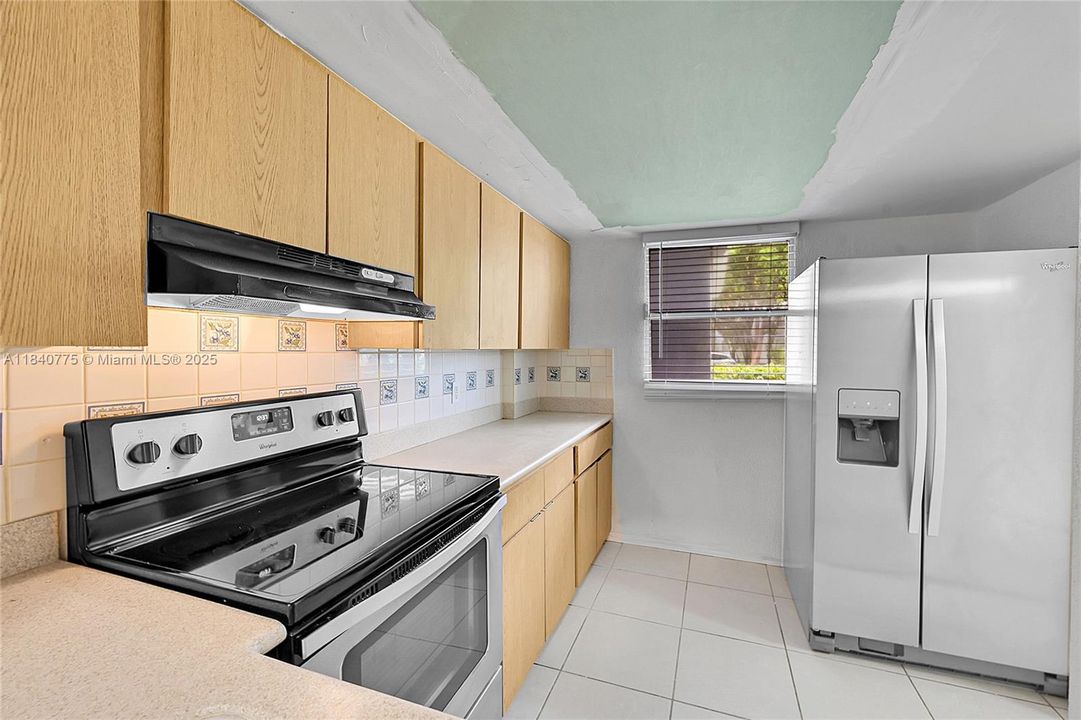 Active With Contract: $145,000 (2 beds, 2 baths, 975 Square Feet)