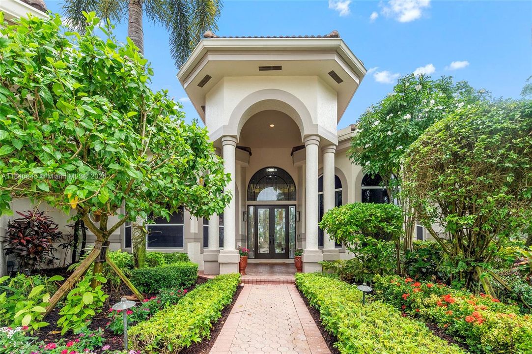 Недавно продано: $3,100,000 (5 спален, 5 ванн, 5167 Квадратных фут)