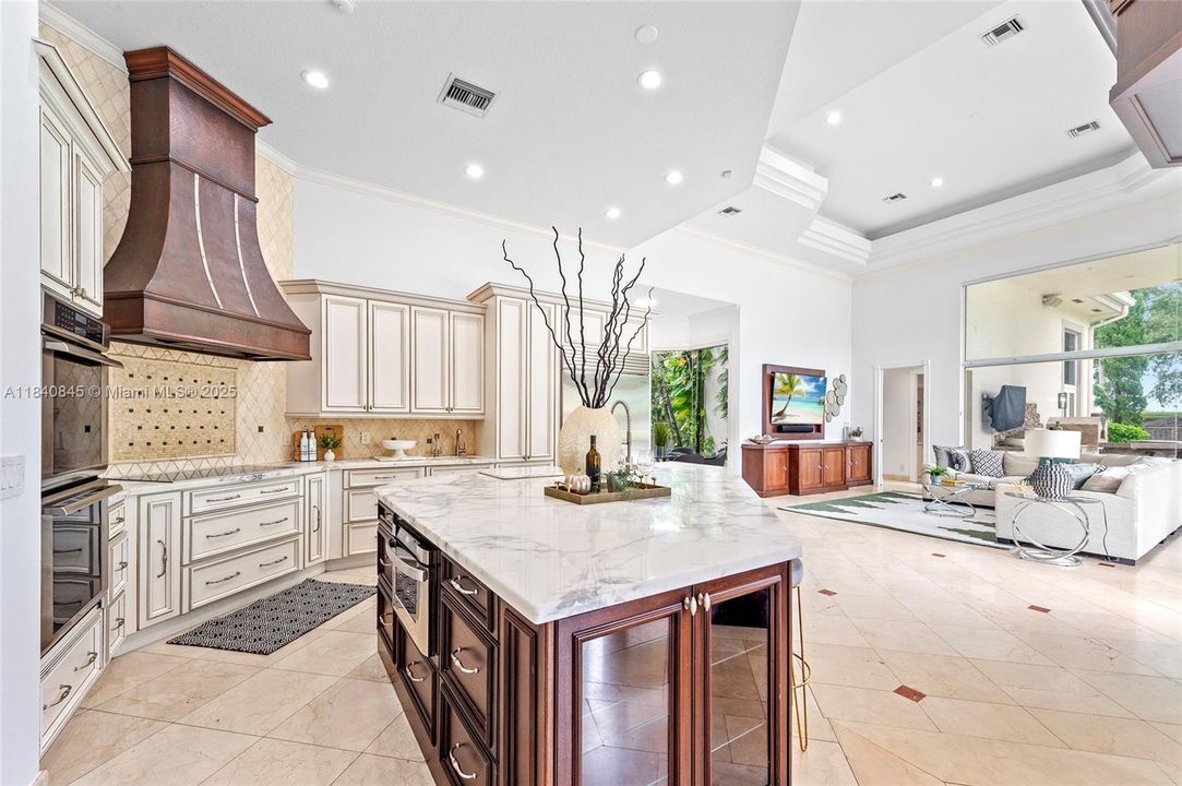 Недавно продано: $3,100,000 (5 спален, 5 ванн, 5167 Квадратных фут)