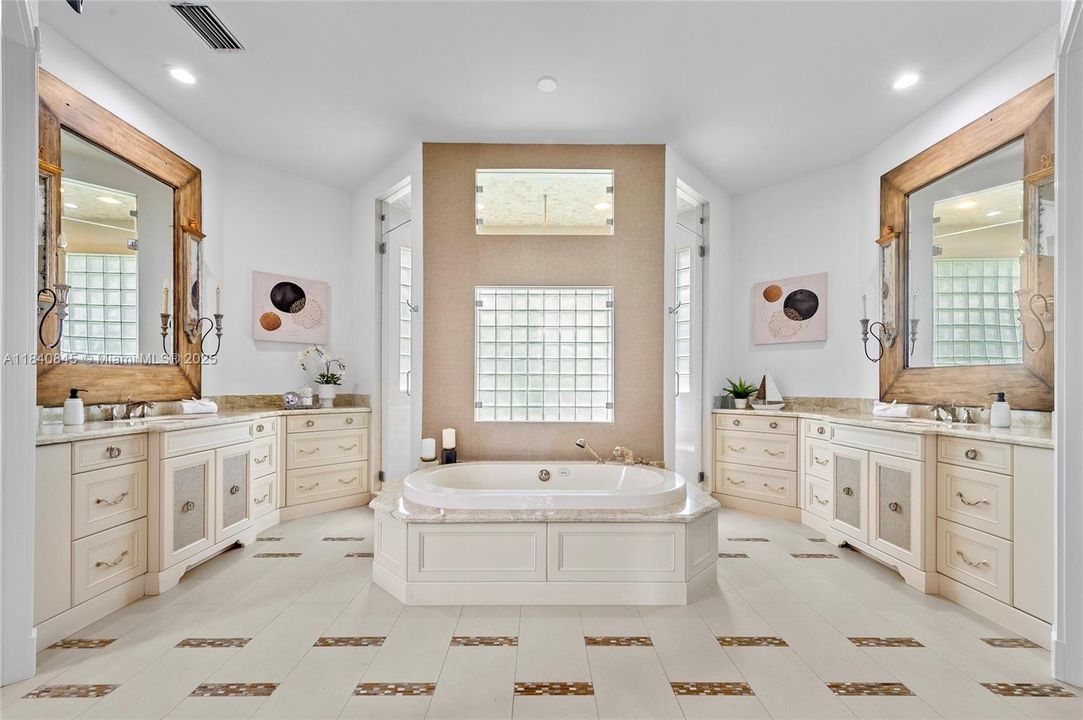 Недавно продано: $3,100,000 (5 спален, 5 ванн, 5167 Квадратных фут)