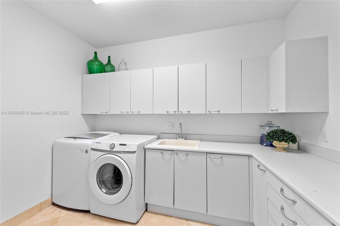 Недавно продано: $3,100,000 (5 спален, 5 ванн, 5167 Квадратных фут)