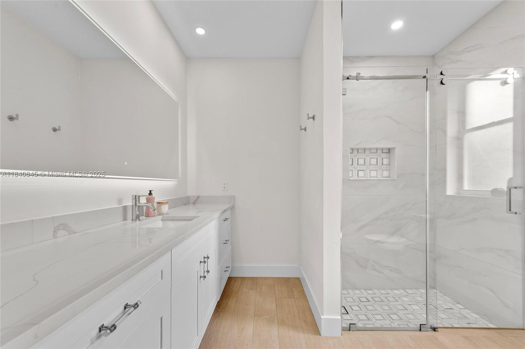 Недавно продано: $3,100,000 (5 спален, 5 ванн, 5167 Квадратных фут)