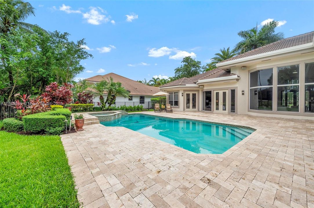 Недавно продано: $3,100,000 (5 спален, 5 ванн, 5167 Квадратных фут)