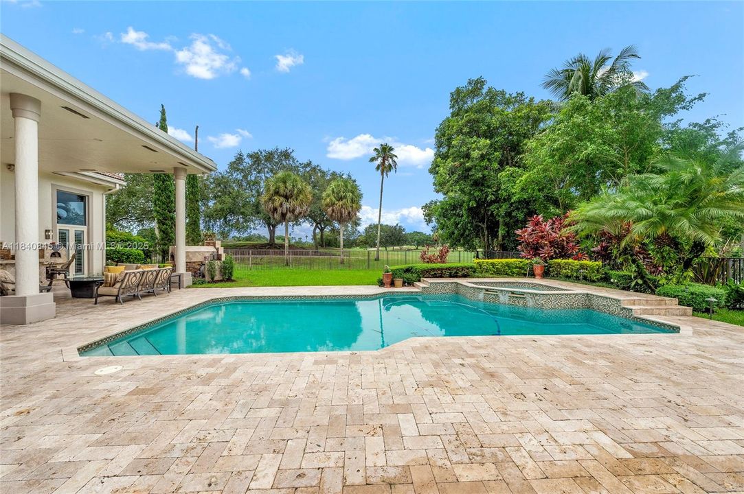 Недавно продано: $3,100,000 (5 спален, 5 ванн, 5167 Квадратных фут)