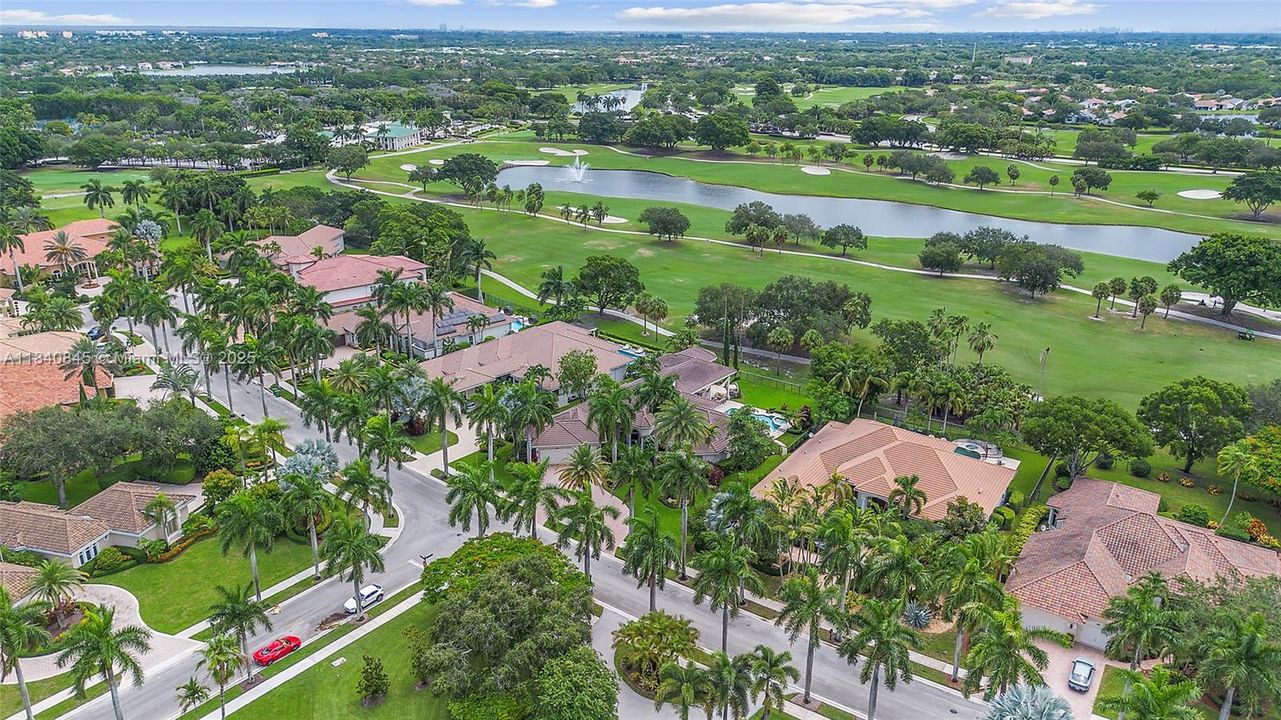 Недавно продано: $3,100,000 (5 спален, 5 ванн, 5167 Квадратных фут)