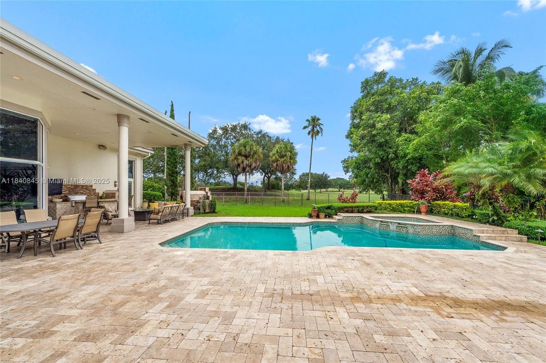 Недавно продано: $3,100,000 (5 спален, 5 ванн, 5167 Квадратных фут)