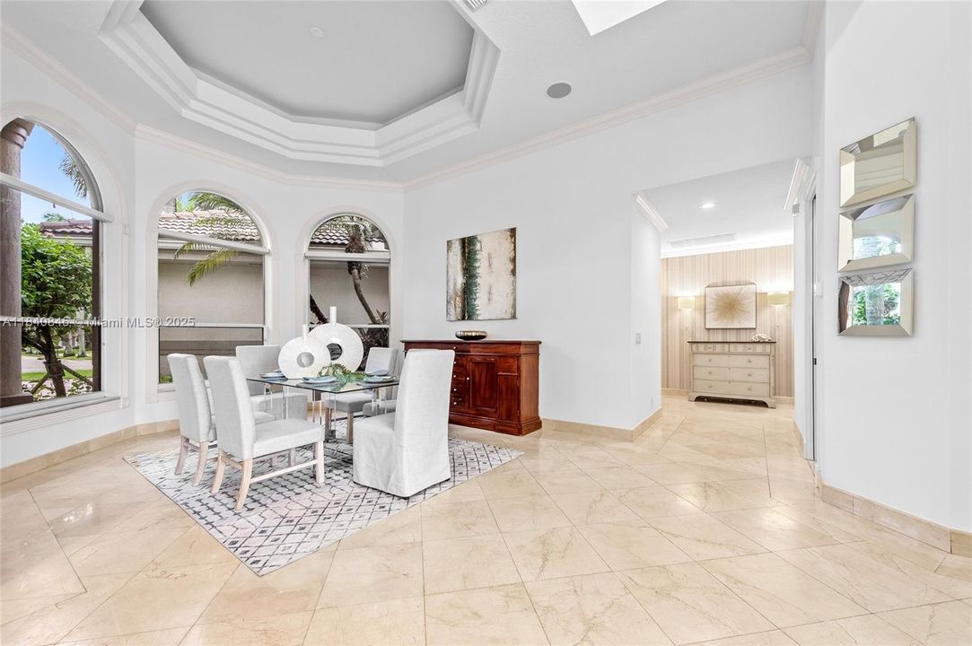 Недавно продано: $3,100,000 (5 спален, 5 ванн, 5167 Квадратных фут)