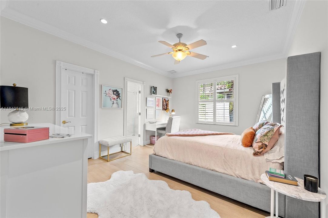 Недавно продано: $3,100,000 (5 спален, 5 ванн, 5167 Квадратных фут)