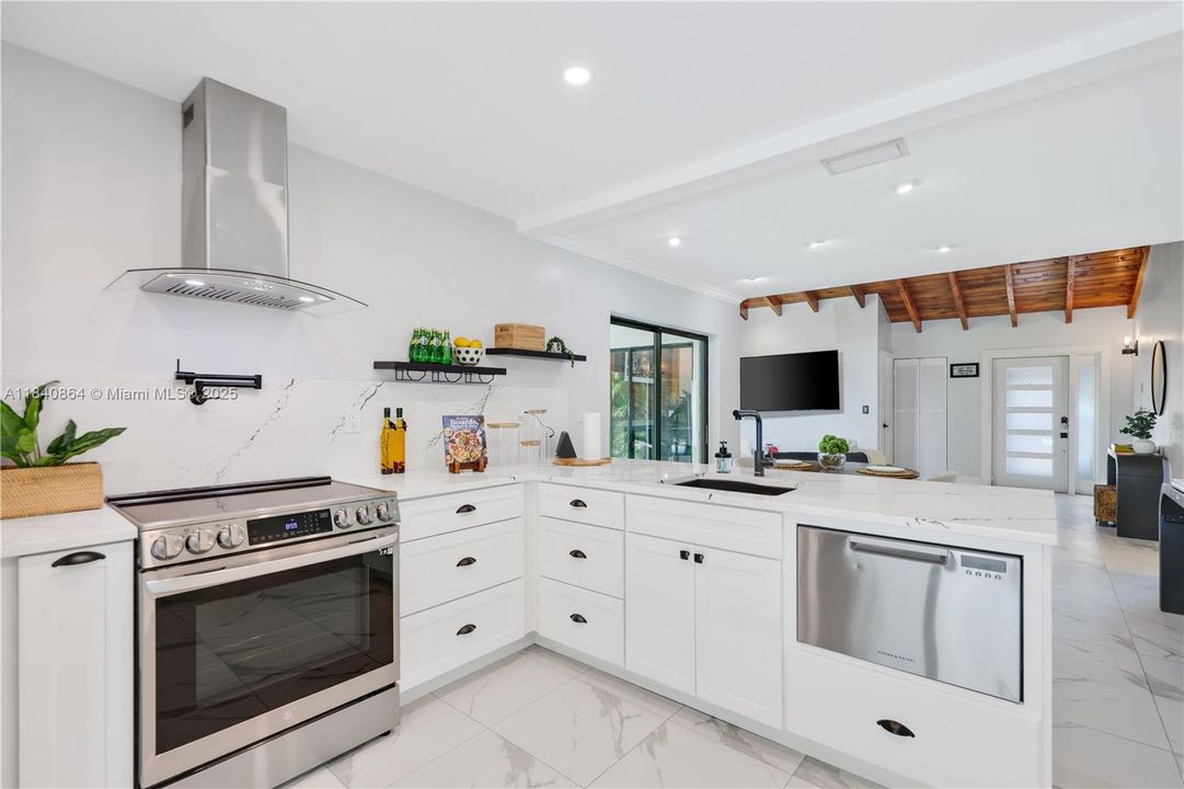 Active With Contract: $595,000 (2 beds, 2 baths, 1175 Square Feet)