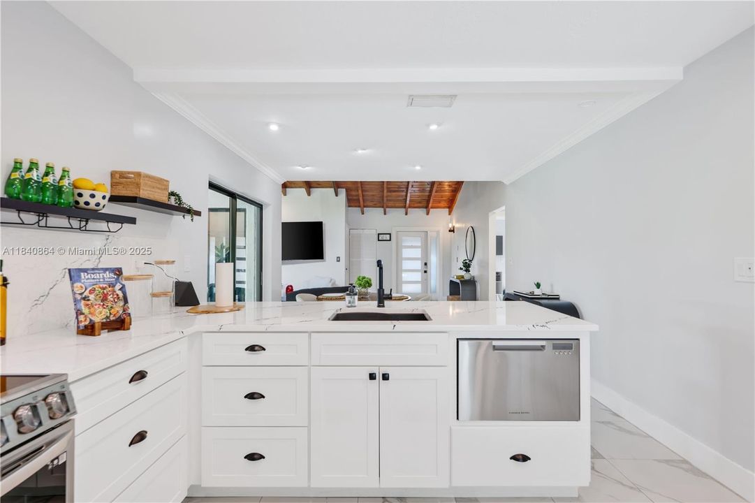 Active With Contract: $595,000 (2 beds, 2 baths, 1175 Square Feet)