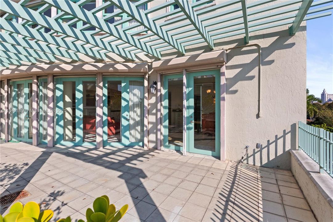 Recently Sold: $1,798,000 (3 beds, 2 baths, 2860 Square Feet)