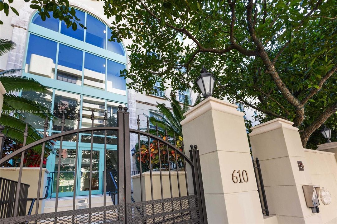 Recently Sold: $1,798,000 (3 beds, 2 baths, 2860 Square Feet)