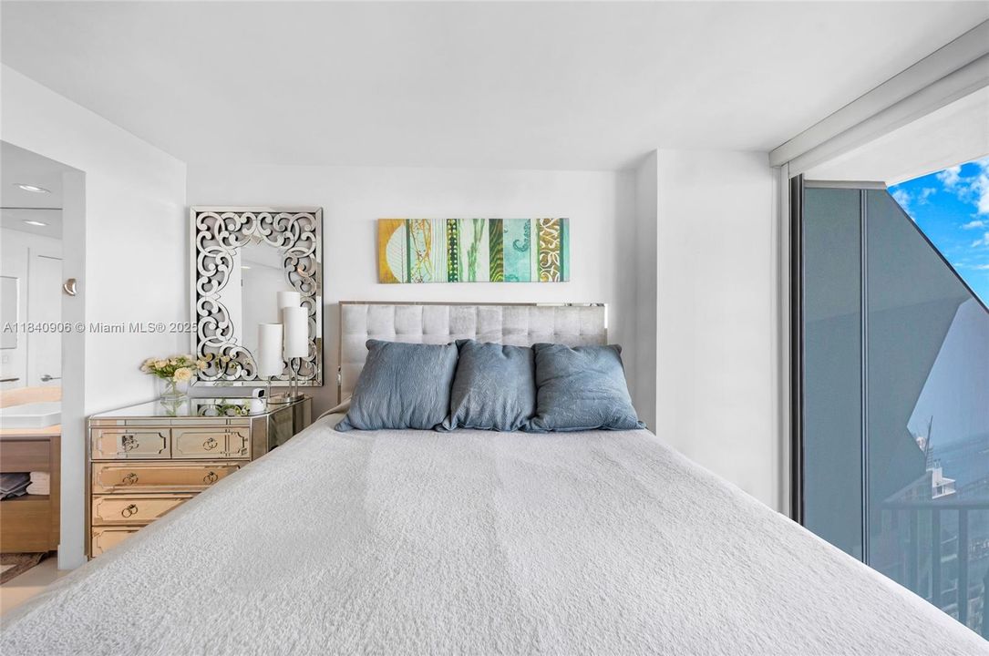 Recently Sold: $745,000 (2 beds, 2 baths, 1143 Square Feet)