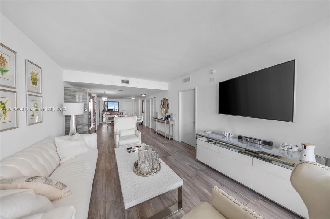 Recently Sold: $745,000 (2 beds, 2 baths, 1143 Square Feet)
