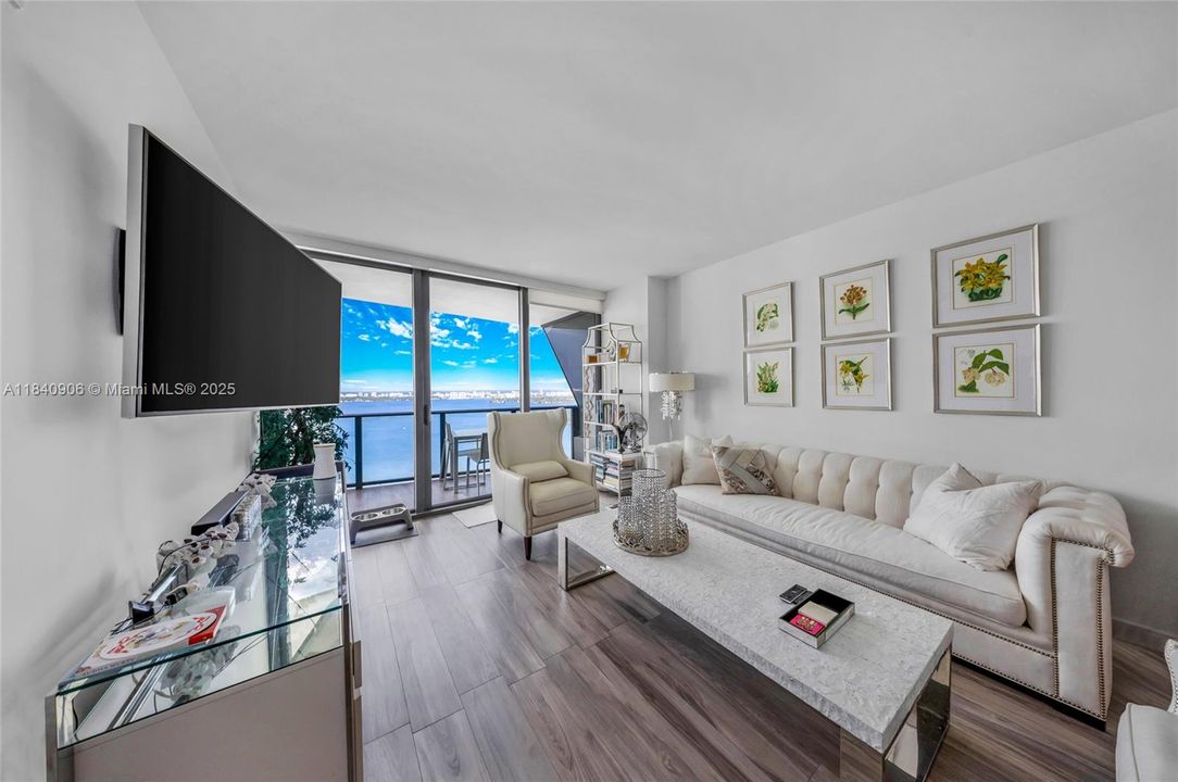 Recently Sold: $745,000 (2 beds, 2 baths, 1143 Square Feet)