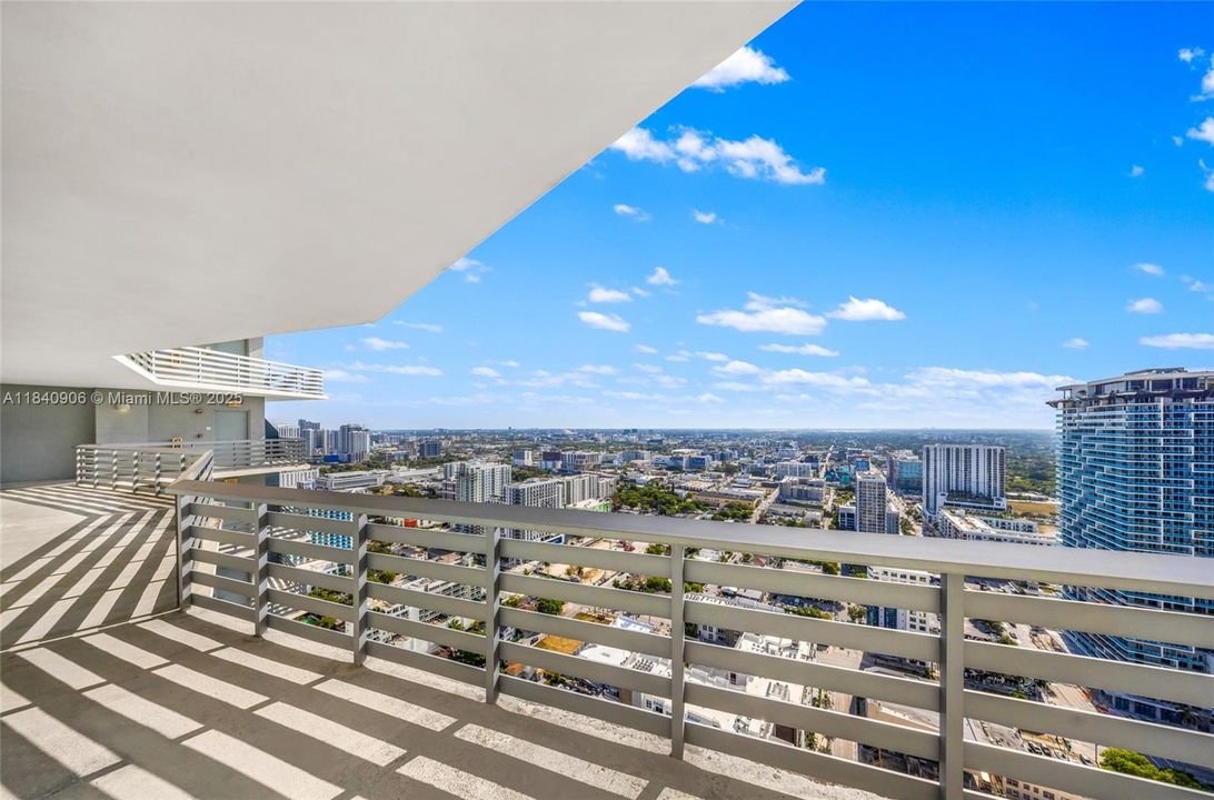 Recently Sold: $745,000 (2 beds, 2 baths, 1143 Square Feet)