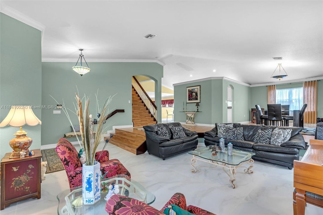 Под контрактом: $1,168,000 (4 спален, 3 ванн, 3162 Квадратных фут)