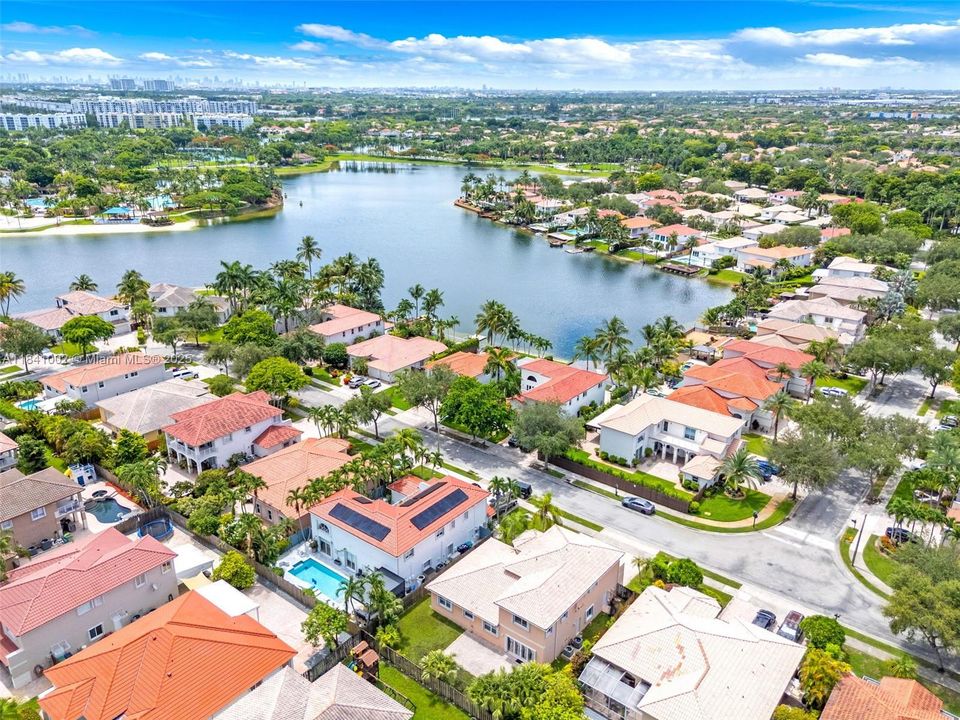 Под контрактом: $1,168,000 (4 спален, 3 ванн, 3162 Квадратных фут)