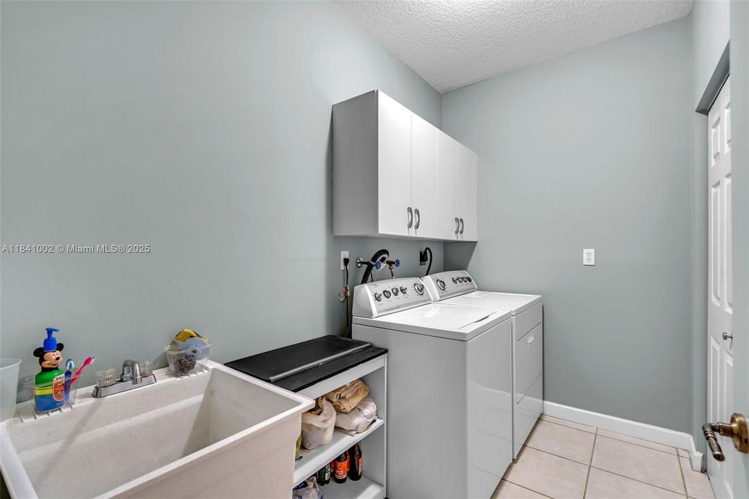 Под контрактом: $1,168,000 (4 спален, 3 ванн, 3162 Квадратных фут)