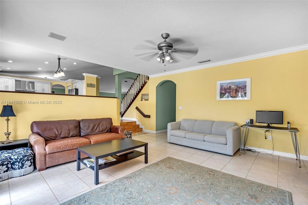 Под контрактом: $1,168,000 (4 спален, 3 ванн, 3162 Квадратных фут)