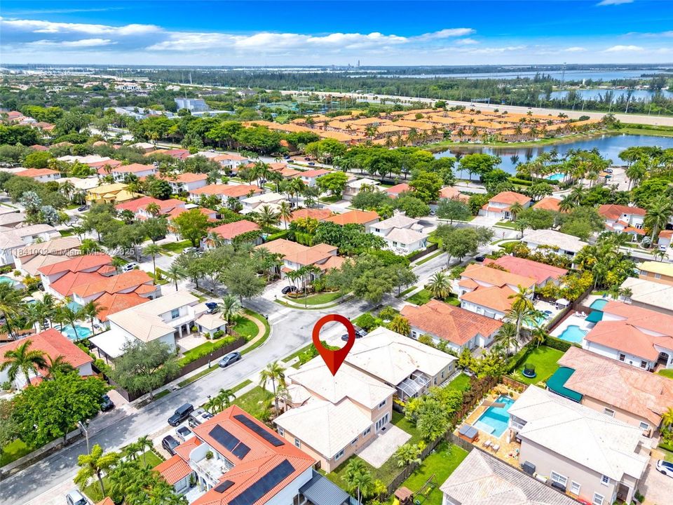 Под контрактом: $1,168,000 (4 спален, 3 ванн, 3162 Квадратных фут)