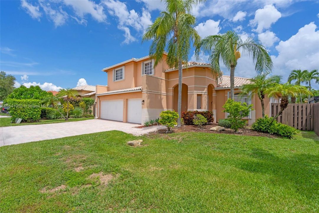 Под контрактом: $1,168,000 (4 спален, 3 ванн, 3162 Квадратных фут)