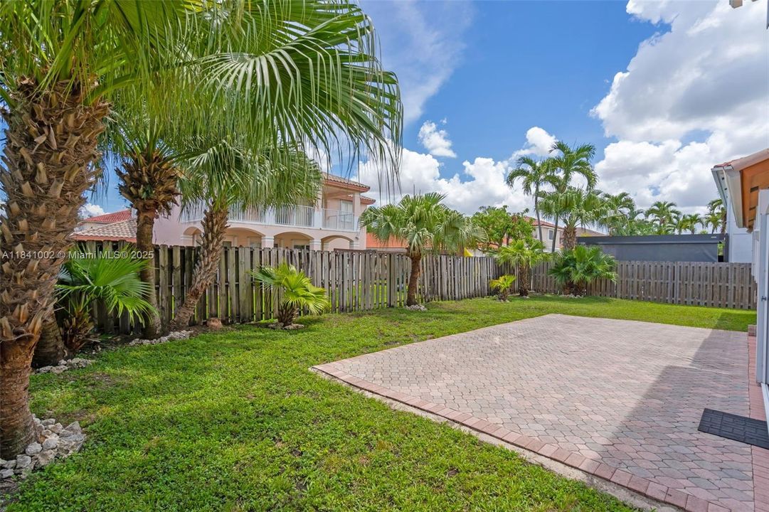 Под контрактом: $1,168,000 (4 спален, 3 ванн, 3162 Квадратных фут)