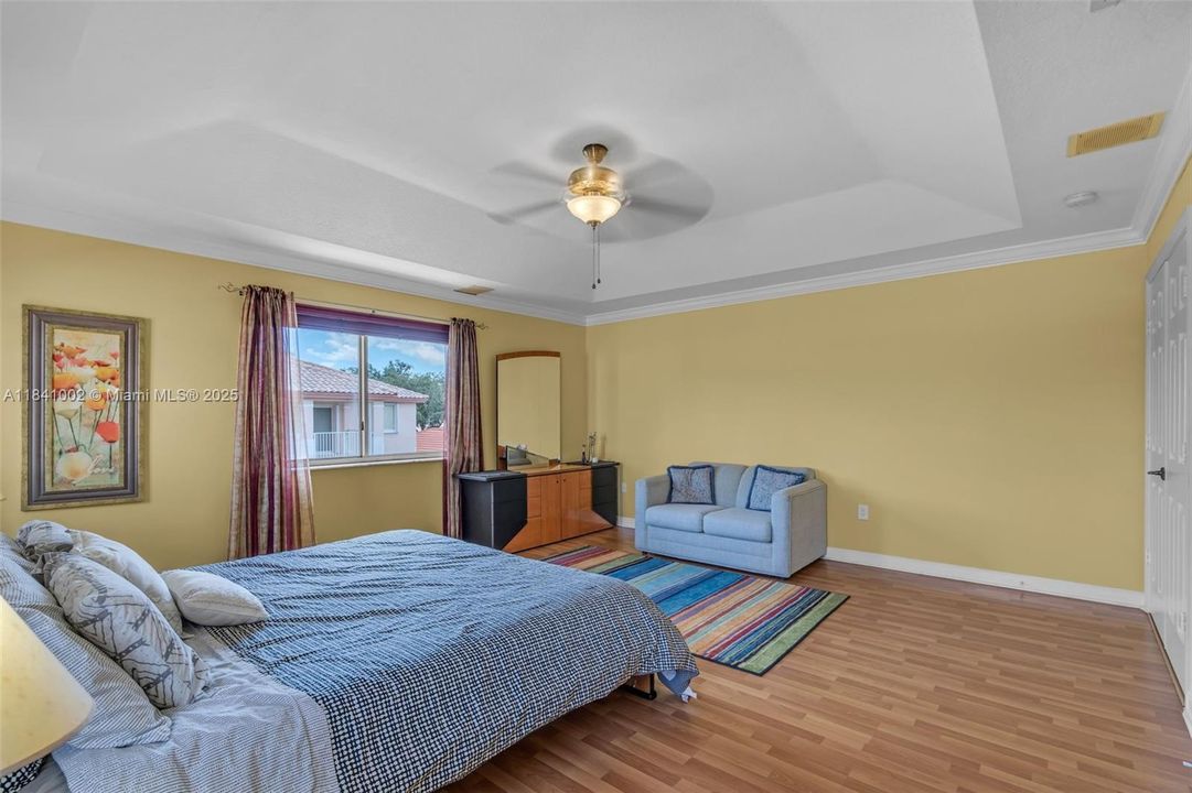 Под контрактом: $1,168,000 (4 спален, 3 ванн, 3162 Квадратных фут)