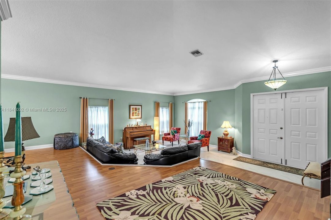 Под контрактом: $1,168,000 (4 спален, 3 ванн, 3162 Квадратных фут)