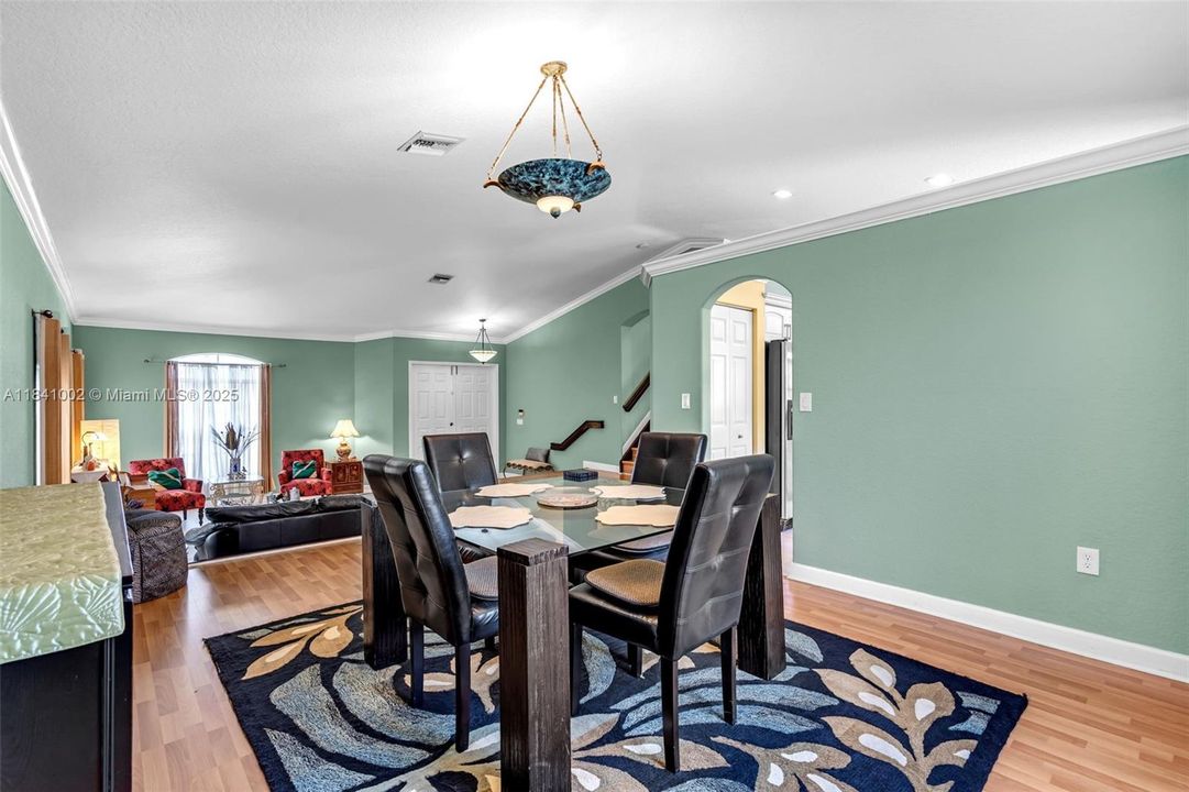 Под контрактом: $1,168,000 (4 спален, 3 ванн, 3162 Квадратных фут)