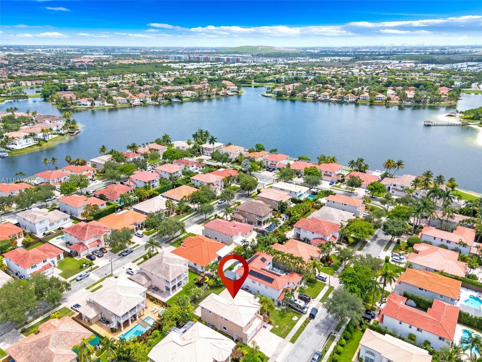 Под контрактом: $1,168,000 (4 спален, 3 ванн, 3162 Квадратных фут)