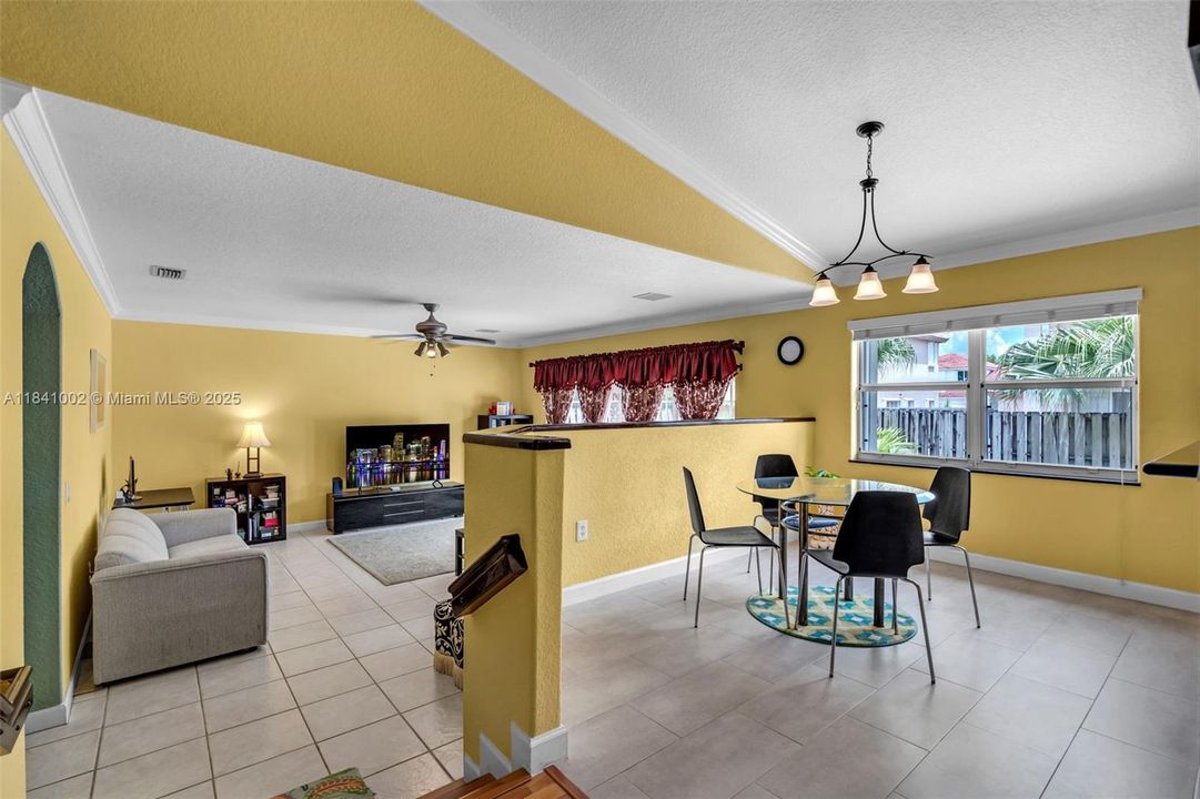 Под контрактом: $1,168,000 (4 спален, 3 ванн, 3162 Квадратных фут)