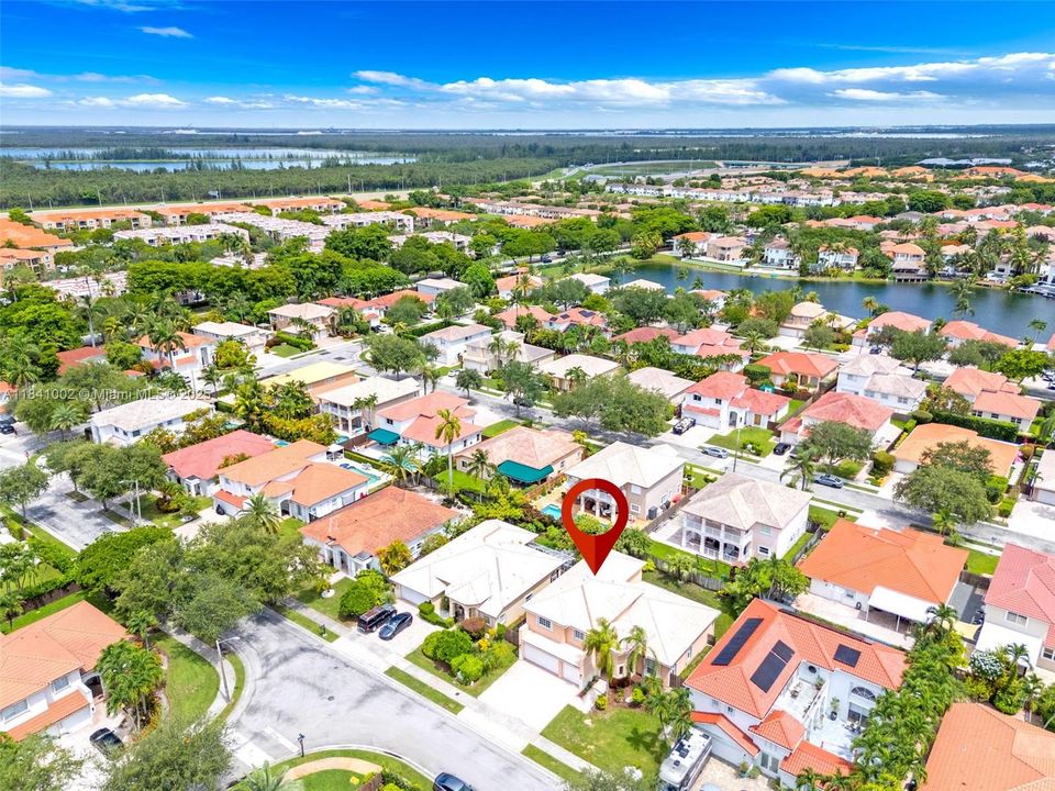 Под контрактом: $1,168,000 (4 спален, 3 ванн, 3162 Квадратных фут)