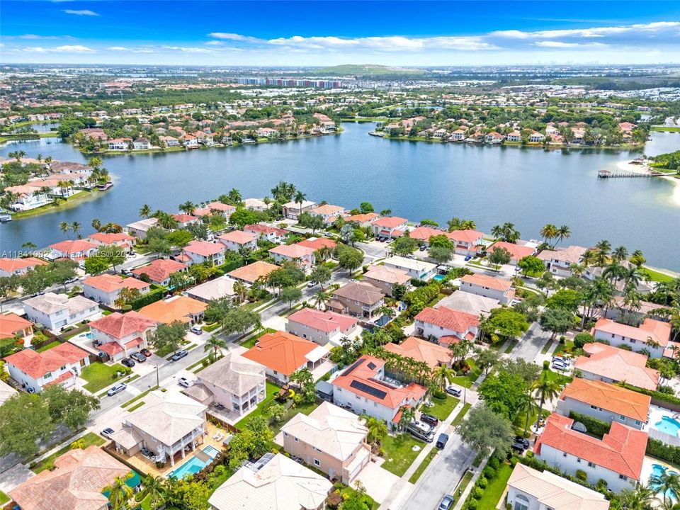 Под контрактом: $1,168,000 (4 спален, 3 ванн, 3162 Квадратных фут)