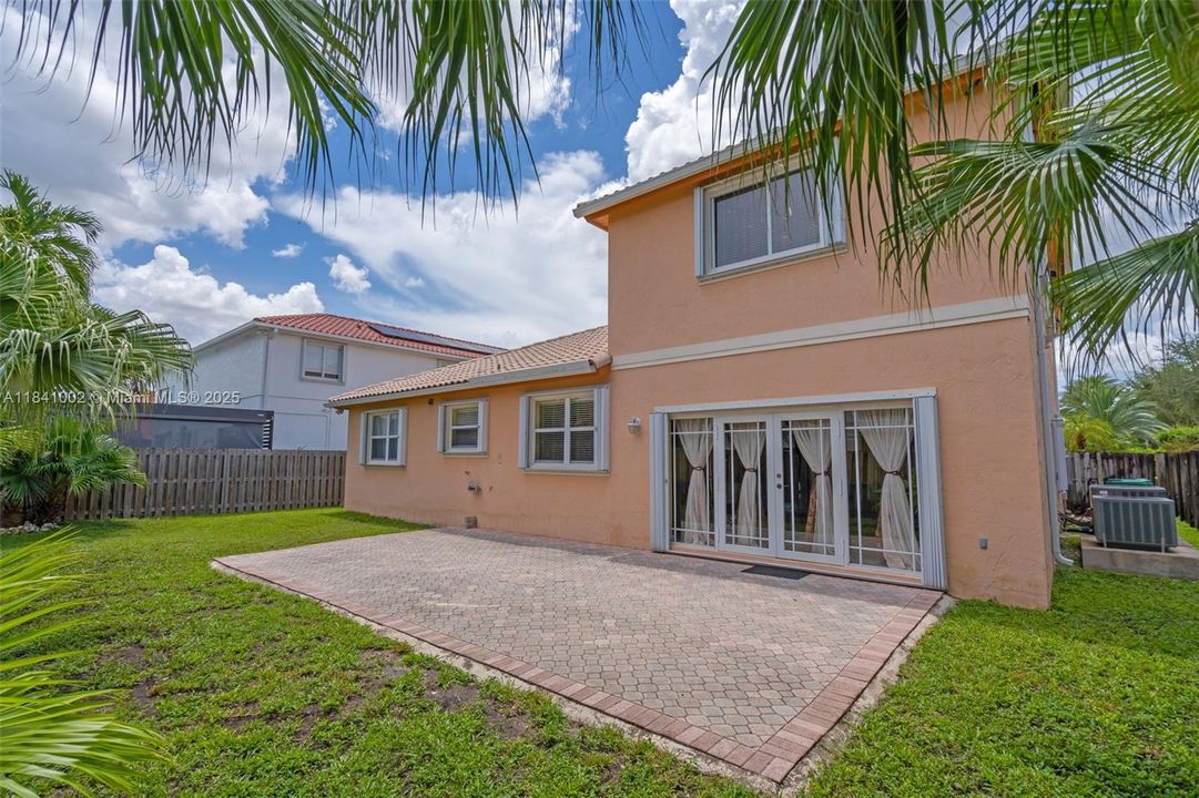 Под контрактом: $1,168,000 (4 спален, 3 ванн, 3162 Квадратных фут)