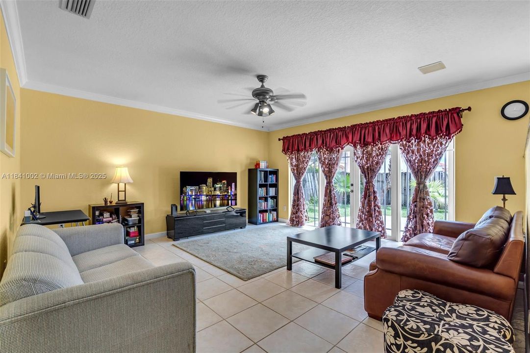 Под контрактом: $1,168,000 (4 спален, 3 ванн, 3162 Квадратных фут)