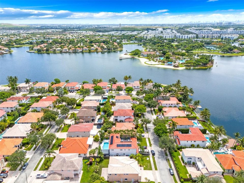 Под контрактом: $1,168,000 (4 спален, 3 ванн, 3162 Квадратных фут)