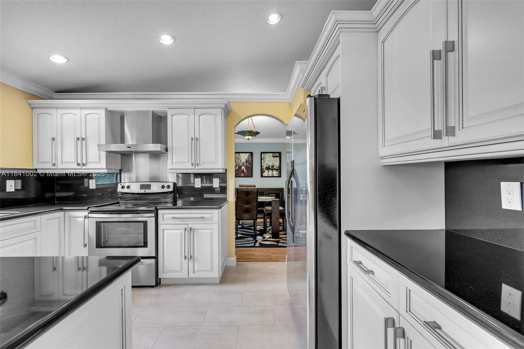 Под контрактом: $1,168,000 (4 спален, 3 ванн, 3162 Квадратных фут)