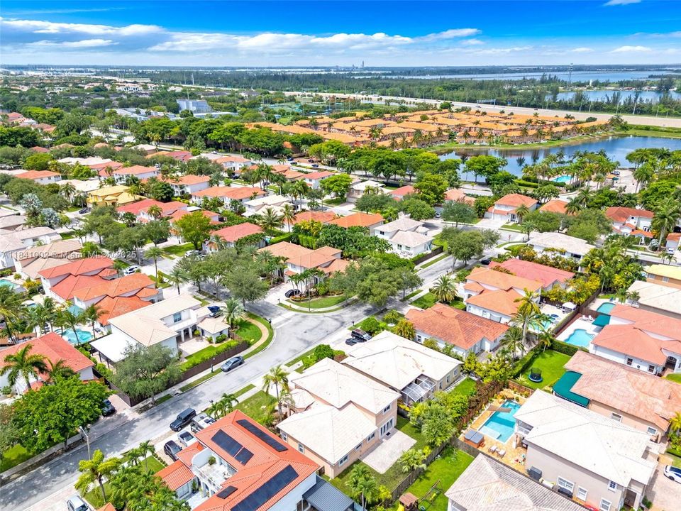 Под контрактом: $1,168,000 (4 спален, 3 ванн, 3162 Квадратных фут)