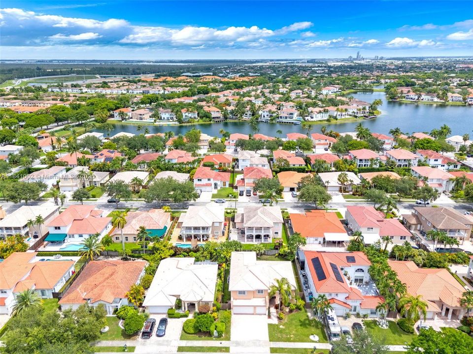 Под контрактом: $1,168,000 (4 спален, 3 ванн, 3162 Квадратных фут)