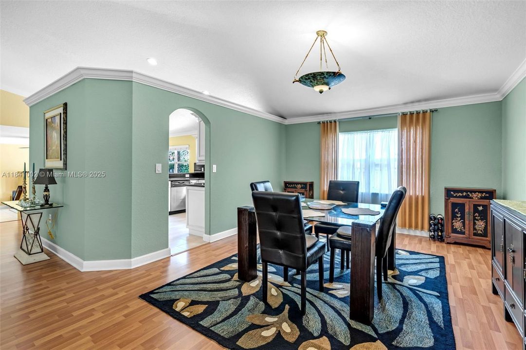 Под контрактом: $1,168,000 (4 спален, 3 ванн, 3162 Квадратных фут)